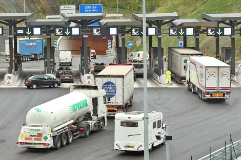 Camiones pagando peale con motivo de las propuestas del gobierno. Blog de Morarte Logistics sl